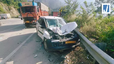 भीषण सड़क हादसा, बेकाबू ट्रक ने बस और कार को मारी टक्कर भीषण सड़क हादसा, बेकाबू ट्रक ने बस और कार को मारी टक्कर