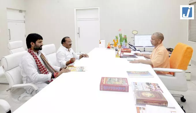 CM योगी से टूण्डला विधायक प्रेमपाल सिंह धनगर ने की भेंट CM योगी से टूण्डला विधायक प्रेमपाल सिंह धनगर ने की भेंट