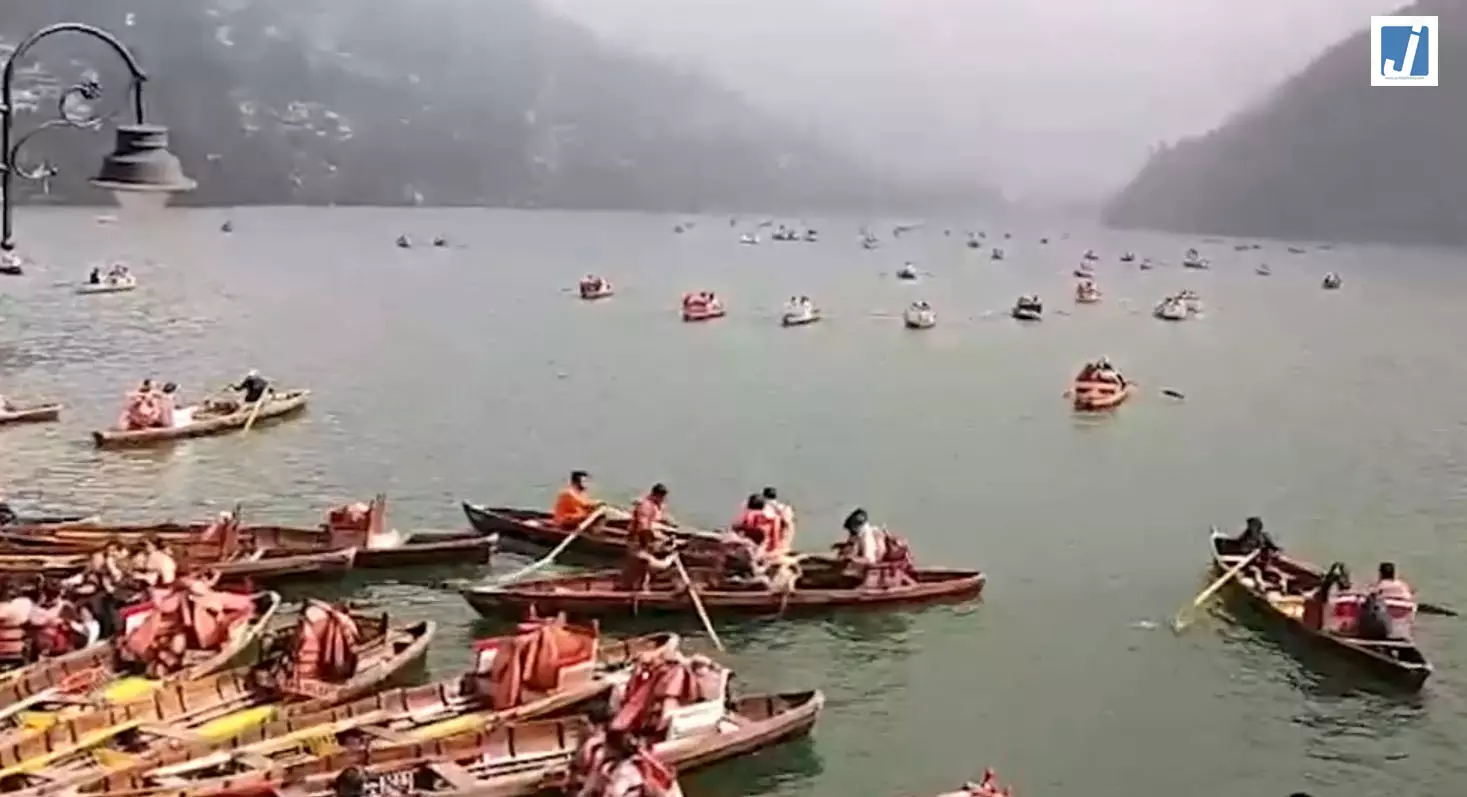 लंबे वीकेंड पर नैनीताल-कैंची धाम में उमड़ा सैलाब, कई श्रद्धालु बिना दर्शन लौटे लंबे वीकेंड पर नैनीताल-कैंची धाम में उमड़ा सैलाब, कई श्रद्धालु बिना दर्शन लौटे