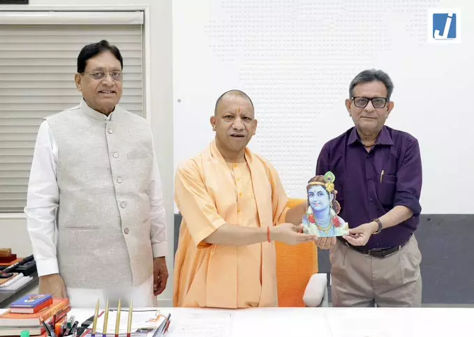 सीएम योगी आदित्यनाथ से पूर्व सांसद संतोष कुमार सिंह की शिष्टाचार भेंट सीएम योगी आदित्यनाथ से पूर्व सांसद संतोष कुमार सिंह की शिष्टाचार भेंट