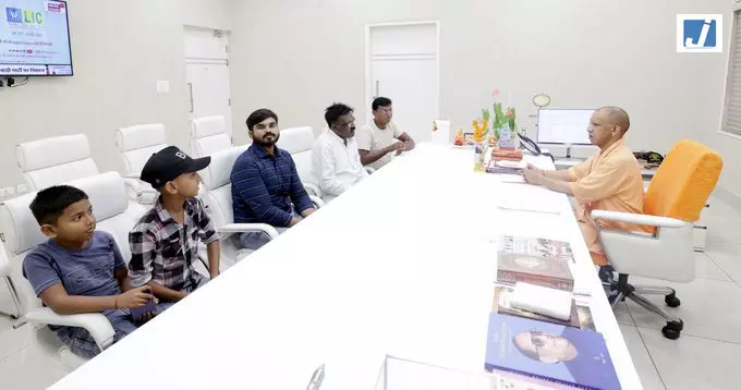 सीएम योगी आदित्यनाथ से पूर्व मंत्री मतेश चंद्र सोनकर की भेंट, केतन सोनकर और उमेश चौधरी रहे मौजूद सीएम योगी आदित्यनाथ से पूर्व मंत्री मतेश चंद्र सोनकर की भेंट, केतन सोनकर और उमेश चौधरी रहे मौजूद
