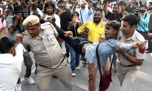 बिखरे प्रदर्शन से दिल्ली पुलिस की बढ़ी मुश्किल