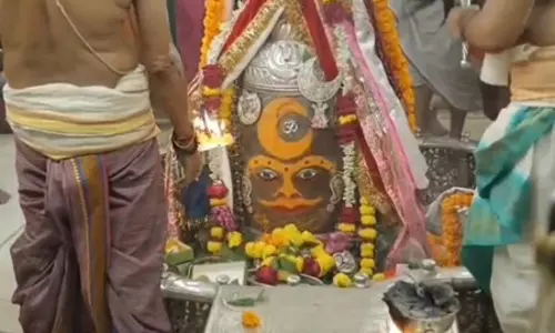 भस्म अर्पित कर किया गया भव्य शृंगार, तिलक-आभूषण से सजे बाबा महाकाल