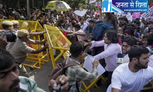 बैरिकेडिंग के बीच जंतर-मंतर पहुंचे AISA कार्यकर्ता