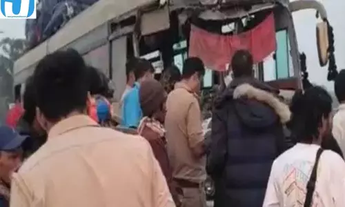 ट्रैक्टर-ट्रॉली से टकराई टूरिस्ट बस, दो यात्रियों की मौत ट्रैक्टर-ट्रॉली से टकराई टूरिस्ट बस, दो यात्रियों की मौत