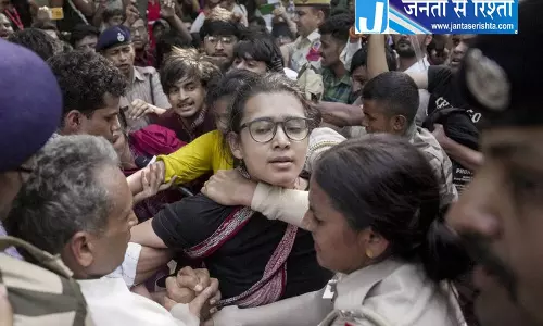 पत्रकारों के कथित उत्पीड़न पर प्रियंका ने PM-HM को घेरा पत्रकारों के कथित उत्पीड़न पर प्रियंका ने PM-HM को घेरा