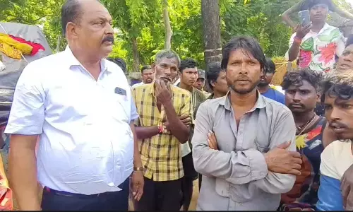 अंतिम संस्कार को लेकर 5 घंटे हंगामा, VHP-बजरंग दल कार्यकर्ता भी पहुंचे अंतिम संस्कार को लेकर 5 घंटे हंगामा, VHP-बजरंग दल कार्यकर्ता भी पहुंचे