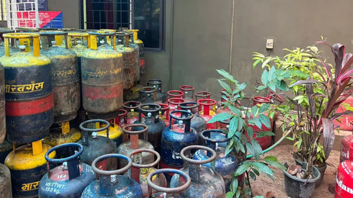 अलाप्पुझा ज़िले में पुलिस स्टेशन का यार्ड LPG सिलेंडरों से भरा, धमाके का डर अलाप्पुझा ज़िले में पुलिस स्टेशन का यार्ड LPG सिलेंडरों से भरा, धमाके का डर