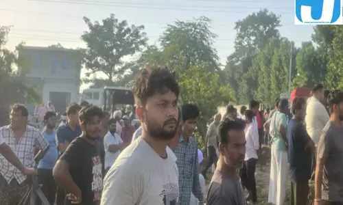 पुलिस चौकी के पास किसान की हत्या से तनाव, ग्रामीणों ने जताया विरोध पुलिस चौकी के पास किसान की हत्या से तनाव, ग्रामीणों ने जताया विरोध