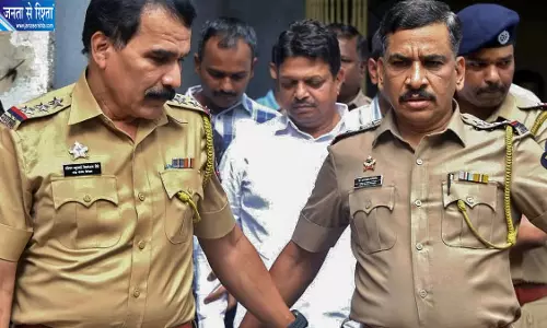 डॉक्टर पर हमले के मामले में शिवसेना पार्षद समेत 4 ने किया सरेंडर डॉक्टर पर हमले के मामले में शिवसेना पार्षद समेत 4 ने किया सरेंडर