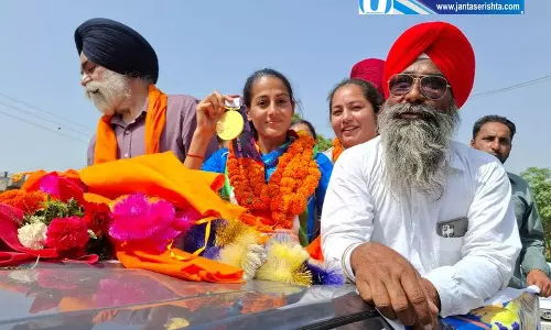 हॉकी स्टार बेटी लौटी घर, गांव ने किया भव्य स्वागत