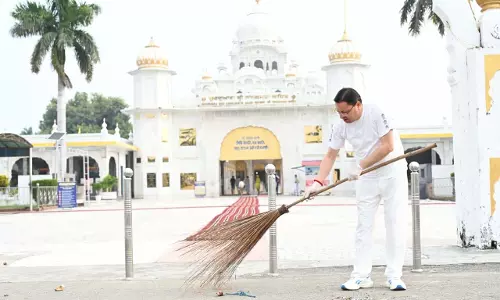 सेवा संकल्प अभियान: नानकमत्ता पहुंचे मुख्यमंत्री धामी, स्वच्छता अभियान में किया श्रमदान