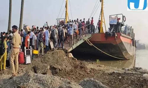 प्रसव पीड़ा में फंसी महिला की मदद, जलयान से घाट तक पहुंचाया