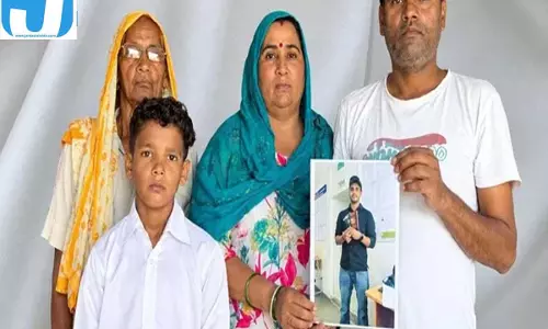 लापता बेटे की राह देख रहा परिवार, अब रूस जाकर करेंगे अक्षय की तलाश लापता बेटे की राह देख रहा परिवार, अब रूस जाकर करेंगे अक्षय की तलाश
