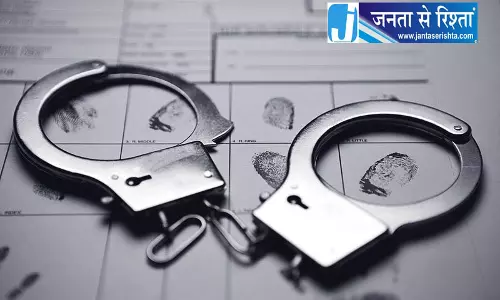 शोरूम मालिक हत्याकांड में इनामी आरोपी गिरफ्तार