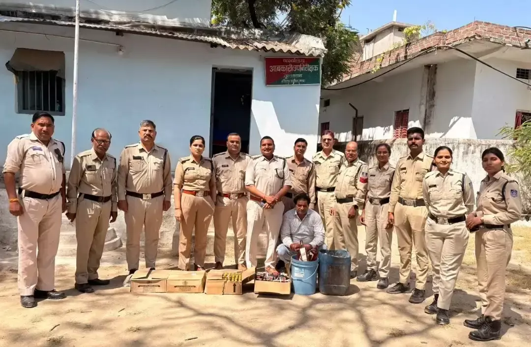 अवैध शराब की बड़ी खेप के साथ तस्कर गिरफ्तार अवैध शराब की बड़ी खेप के साथ तस्कर गिरफ्तार