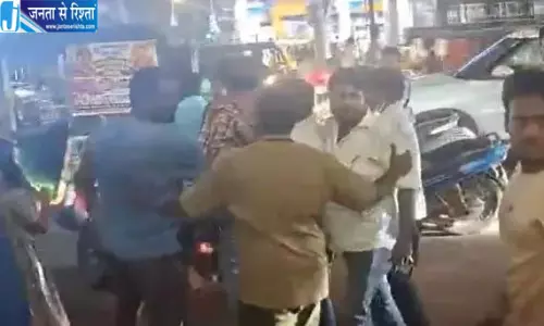 निजी तस्वीरें-वीडियो लीक करने की धमकी से परेशान महिला, परिवार ने पूर्व प्रेमी को बुलाकर पीटा