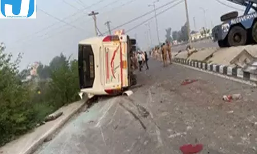 मनाली से लौट रही बस फ्लाईओवर से नीचे गिरी, 3 की मौत की आशंका