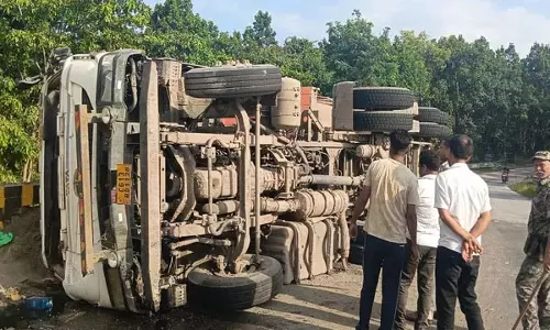 हांसदोई पुल पर मिट्टी लदे दो ट्रक पलटे, चालक की मौत; रातभर बाधित रहा आवागमन हांसदोई पुल पर मिट्टी लदे दो ट्रक पलटे, चालक की मौत; रातभर बाधित रहा आवागमन