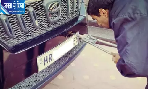 फर्जी नंबर प्लेट और सरकारी पहचान का रौब, पिता-पुत्र पर केस; दोनों कारें बरामद फर्जी नंबर प्लेट और सरकारी पहचान का रौब, पिता-पुत्र पर केस; दोनों कारें बरामद