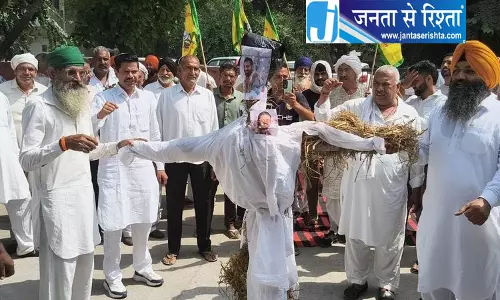 धान खरीद में देरी पर घरौंडा में किसानों का विरोध धान खरीद में देरी पर घरौंडा में किसानों का विरोध