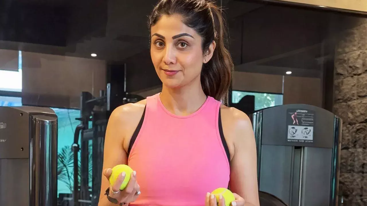 शिल्पा शेट्टी का मंडे मंत्र: बेहतरीन बॉल एक्सरसाइज से फैंस को किया प्रेरित शिल्पा शेट्टी का मंडे मंत्र: बेहतरीन बॉल एक्सरसाइज से फैंस को किया प्रेरित