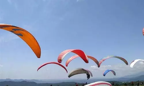 खराब मौसम के चलते बीर-बिलिंग में पैराग्लाइडर मैदान में उतरे
