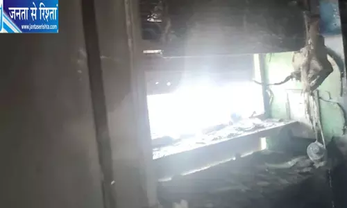 मवाना के न्यू राज मेडिकल स्टोर में लगी आग, हजारों की दवाएं और सामान जलकर खाक मवाना के न्यू राज मेडिकल स्टोर में लगी आग, हजारों की दवाएं और सामान जलकर खाक