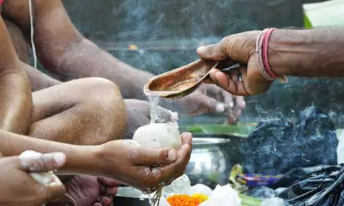 पितृ पक्ष में इन नियमों का रखें ध्यान, तर्पण और पिंडदान से जुड़ी मान्यताएं जानें पितृ पक्ष में इन नियमों का रखें ध्यान, तर्पण और पिंडदान से जुड़ी मान्यताएं जानें