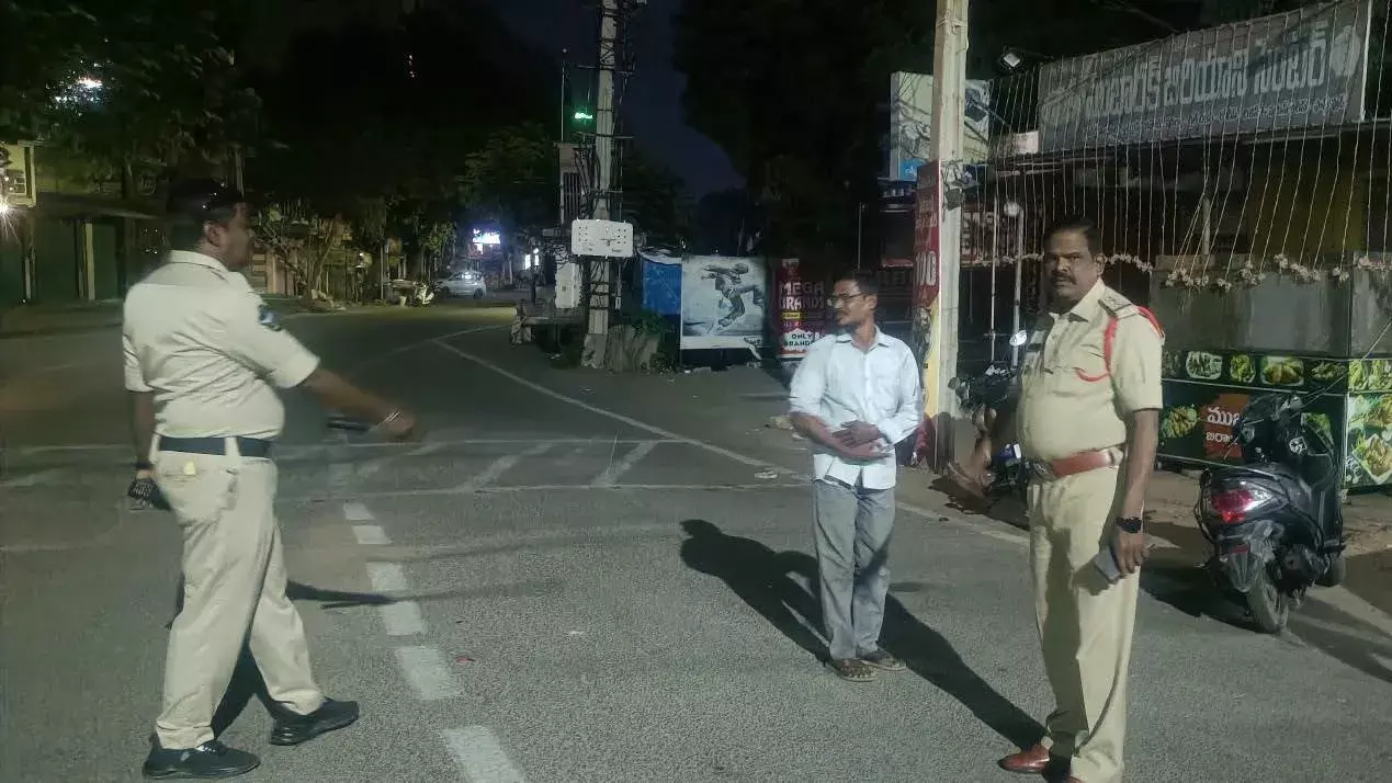 आंध्र के गांव में अजीब रहस्य: छतों पर गिर रहे पत्थर, ग्रामीण सहमे