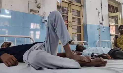 सोने की तैयारी कर रहा था परिवार, बाहर से हुई ईट-पत्थरों की बारिश, तीन पर चाकू से हमला