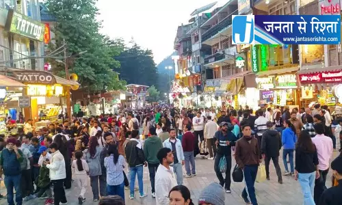 मनाली में पर्यटकों की भीड़, दो दिन में पहुंचे 4 हजार वाहन