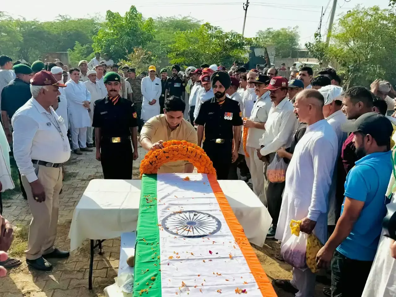 राजकीय सम्मान के साथ सैनिक को दी अंतिम विदाई राजकीय सम्मान के साथ सैनिक को दी अंतिम विदाई
