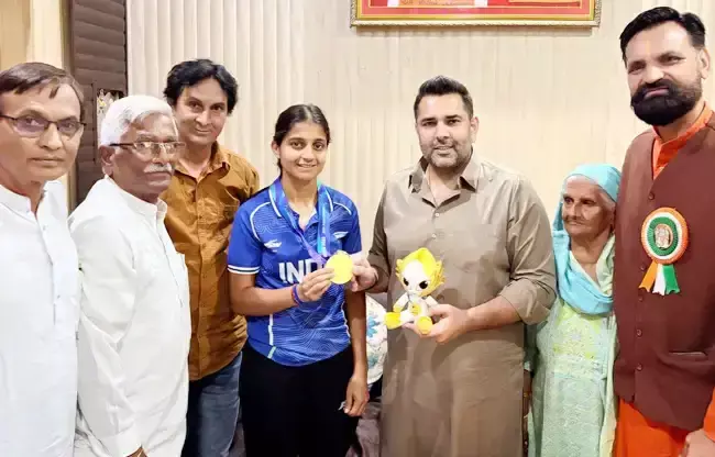 महिला हॉकी की स्वर्ण पदक विजेता साक्षी-ज्योति का सम्मान महिला हॉकी की स्वर्ण पदक विजेता साक्षी-ज्योति का सम्मान