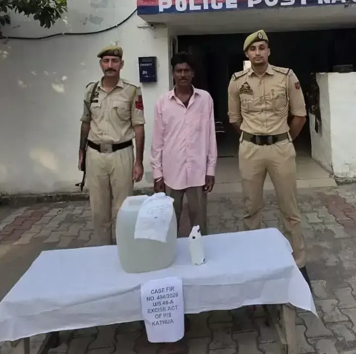 अवैध देसी शराब ले जाते पकड़ा गया आरोपी