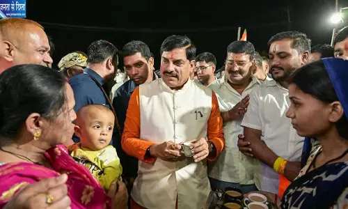 बरेला में अचानक रुका CM मोहन यादव का काफिला, सड़क किनारे पीये चाय बरेला में अचानक रुका CM मोहन यादव का काफिला, सड़क किनारे पीये चाय