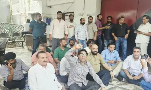 50 लाख की धोखाधड़ी मामले में पूर्व चेयरमैन दिनेश बस्सी हिरासत में 50 लाख की धोखाधड़ी मामले में पूर्व चेयरमैन दिनेश बस्सी हिरासत में