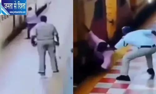 चलती ट्रेन में चढ़ते समय फिसला यात्री, कांस्टेबल ने कॉलर पकड़कर बचाई जान चलती ट्रेन में चढ़ते समय फिसला यात्री, कांस्टेबल ने कॉलर पकड़कर बचाई जान