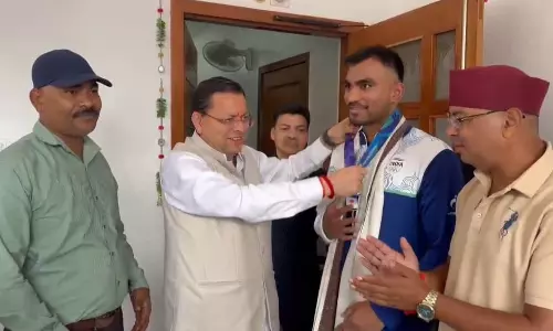 एशियन गेम्स में कांस्य पदक जीतने वाले बॉक्सर कपिल पोखरिया ने मुख्यमंत्री धामी से की भेंट एशियन गेम्स में कांस्य पदक जीतने वाले बॉक्सर कपिल पोखरिया ने मुख्यमंत्री धामी से की भेंट