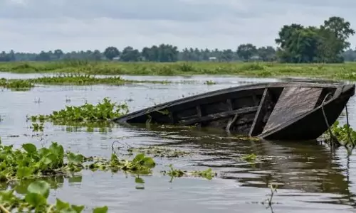 लखीमपुर के मेर बील में नाव पलटने से तीन लोग डूबे लखीमपुर के मेर बील में नाव पलटने से तीन लोग डूबे