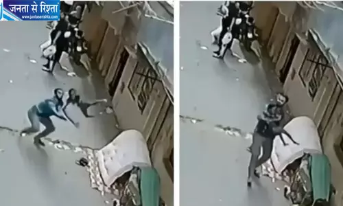 दूसरी मंजिल से गिर रहा था 5 साल का बच्चा, शख्स ने दौड़कर बचाई जान; VIDEO वायरल दूसरी मंजिल से गिर रहा था 5 साल का बच्चा, शख्स ने दौड़कर बचाई जान; VIDEO वायरल