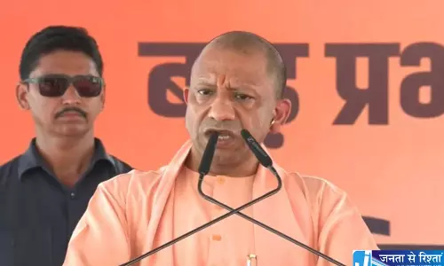 बाढ़ प्रभावितों से मिले योगी गोमती किनारे सर्वे कर तटबंध बनाने के निर्देश