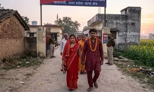 मंदिर में शादी कर घर पहुंचे नाबालिग प्रेमी युगल, परिजनों ने दोनों को पुलिस को सौंपा मंदिर में शादी कर घर पहुंचे नाबालिग प्रेमी युगल, परिजनों ने दोनों को पुलिस को सौंपा