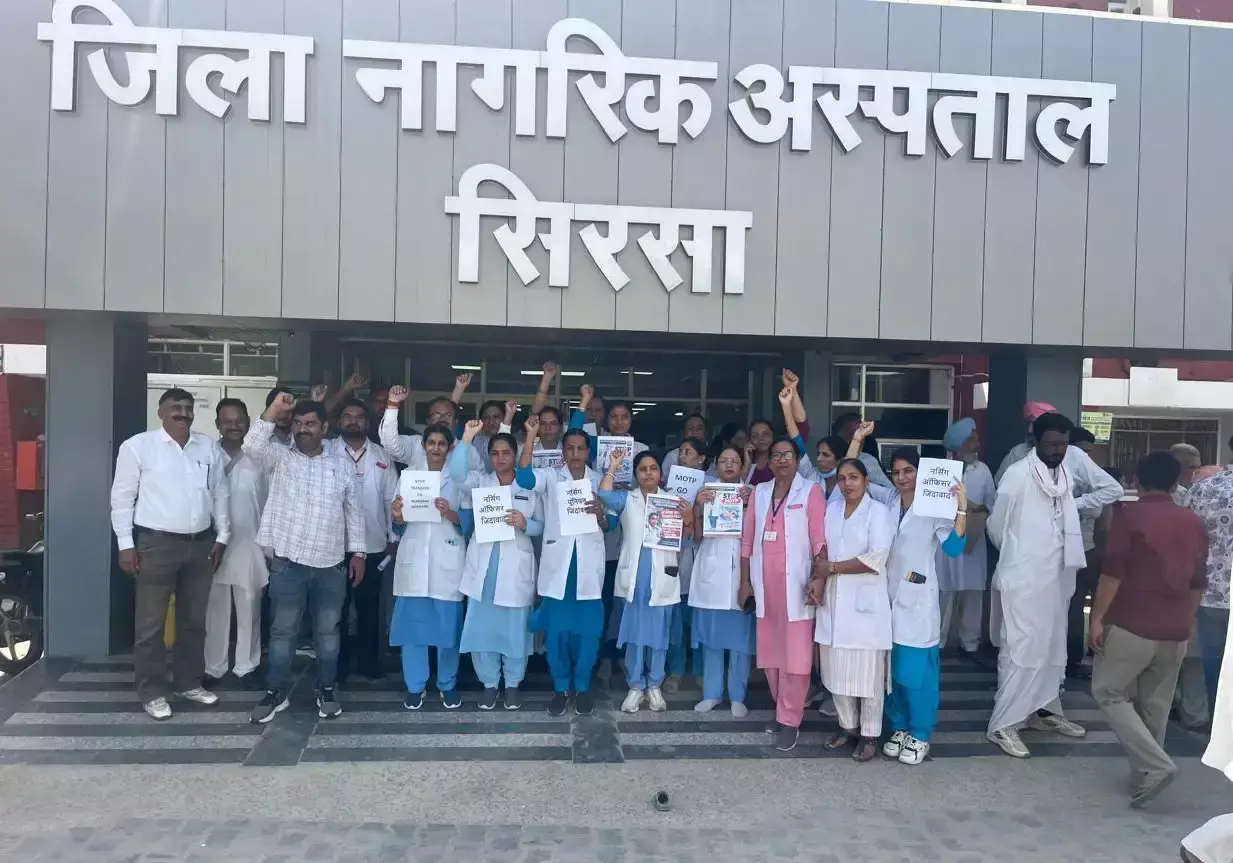 ऑनलाइन ट्रांसफर पॉलिसी के खिलाफ सिरसा में प्रदर्शन ऑनलाइन ट्रांसफर पॉलिसी के खिलाफ सिरसा में प्रदर्शन