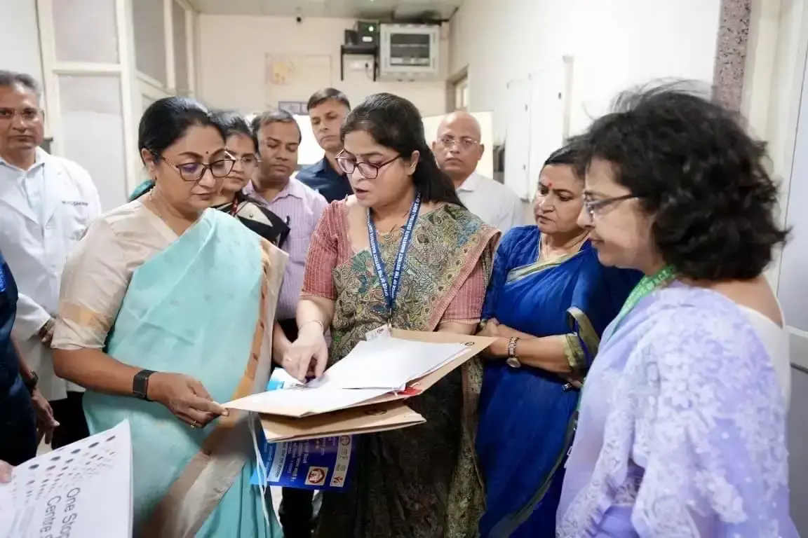 सखी वन स्टॉप सेंटर की व्यवस्थाओं का मुख्यमंत्री रेखा गुप्ता ने लिया जायजा