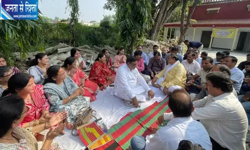 बरेली कॉलेज में वाहन प्रवेश पर विवाद गरमाया, शिक्षकों के धरने पर बैठे सांसद और विधायक बरेली कॉलेज में वाहन प्रवेश पर विवाद गरमाया, शिक्षकों के धरने पर बैठे सांसद और विधायक