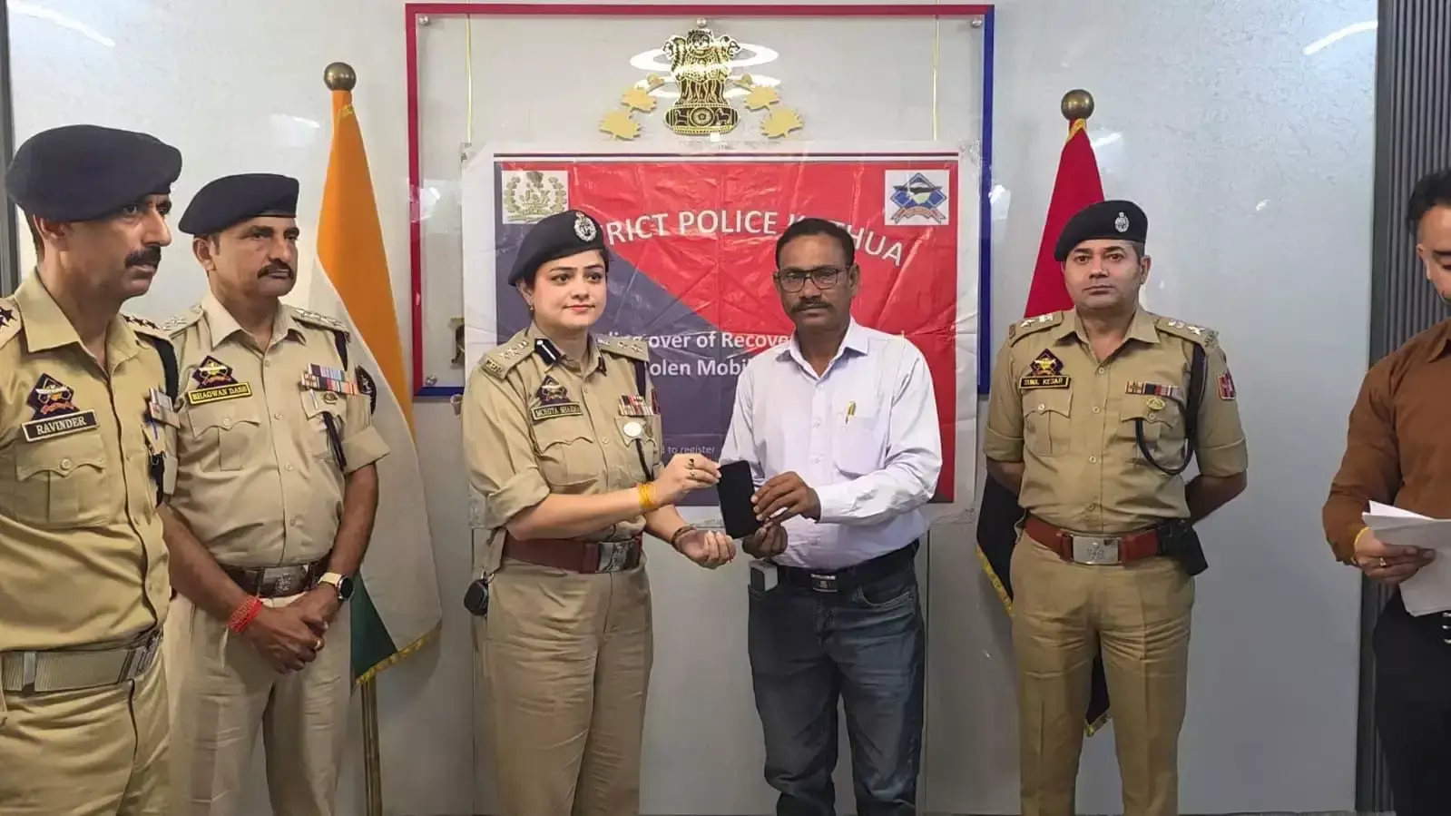 कठुआ पुलिस की कार्रवाई, मोबाइल और ठगी की रकम बरामद