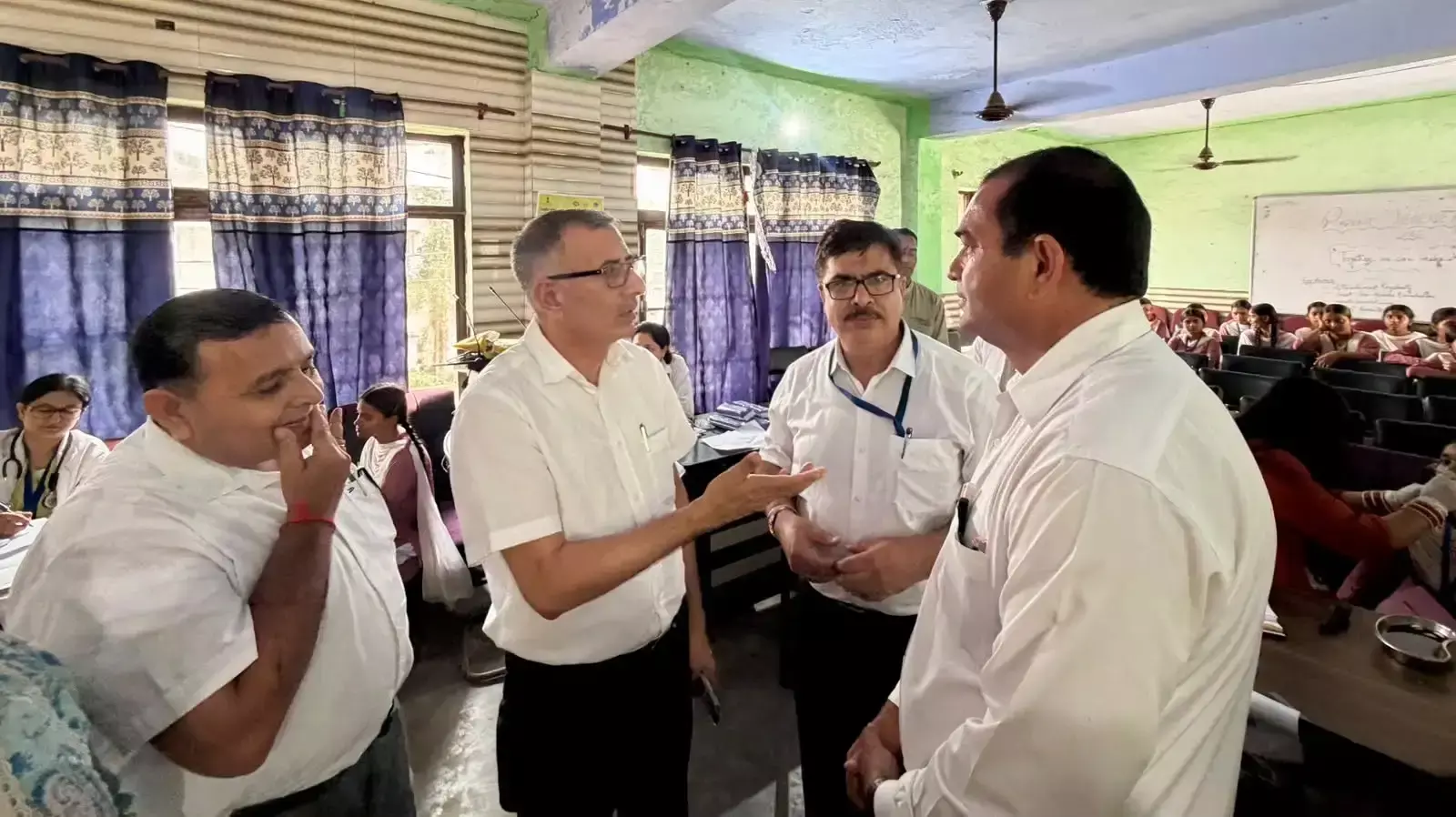 छात्राओं के स्वास्थ्य को लेकर प्रशासन ने बढ़ाई निगरानी छात्राओं के स्वास्थ्य को लेकर प्रशासन ने बढ़ाई निगरानी