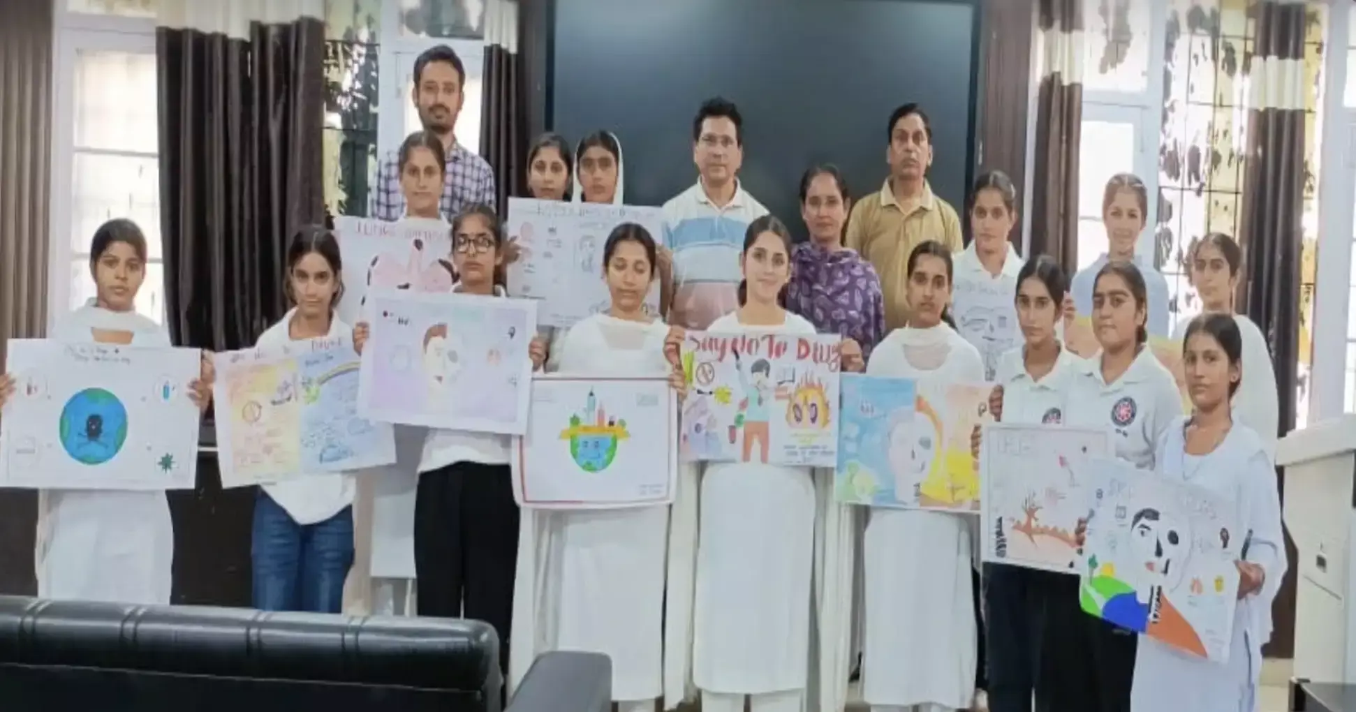 पोस्टर प्रतियोगिता में दिखा नशामुक्त समाज का संदेश पोस्टर प्रतियोगिता में दिखा नशामुक्त समाज का संदेश