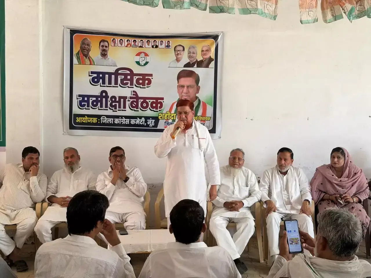 सरकार के मुद्दों को लेकर कांग्रेस नेताओं की बैठक सरकार के मुद्दों को लेकर कांग्रेस नेताओं की बैठक
